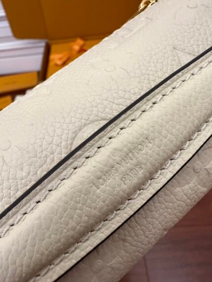 Louis Vuitton M22942 Details (2)