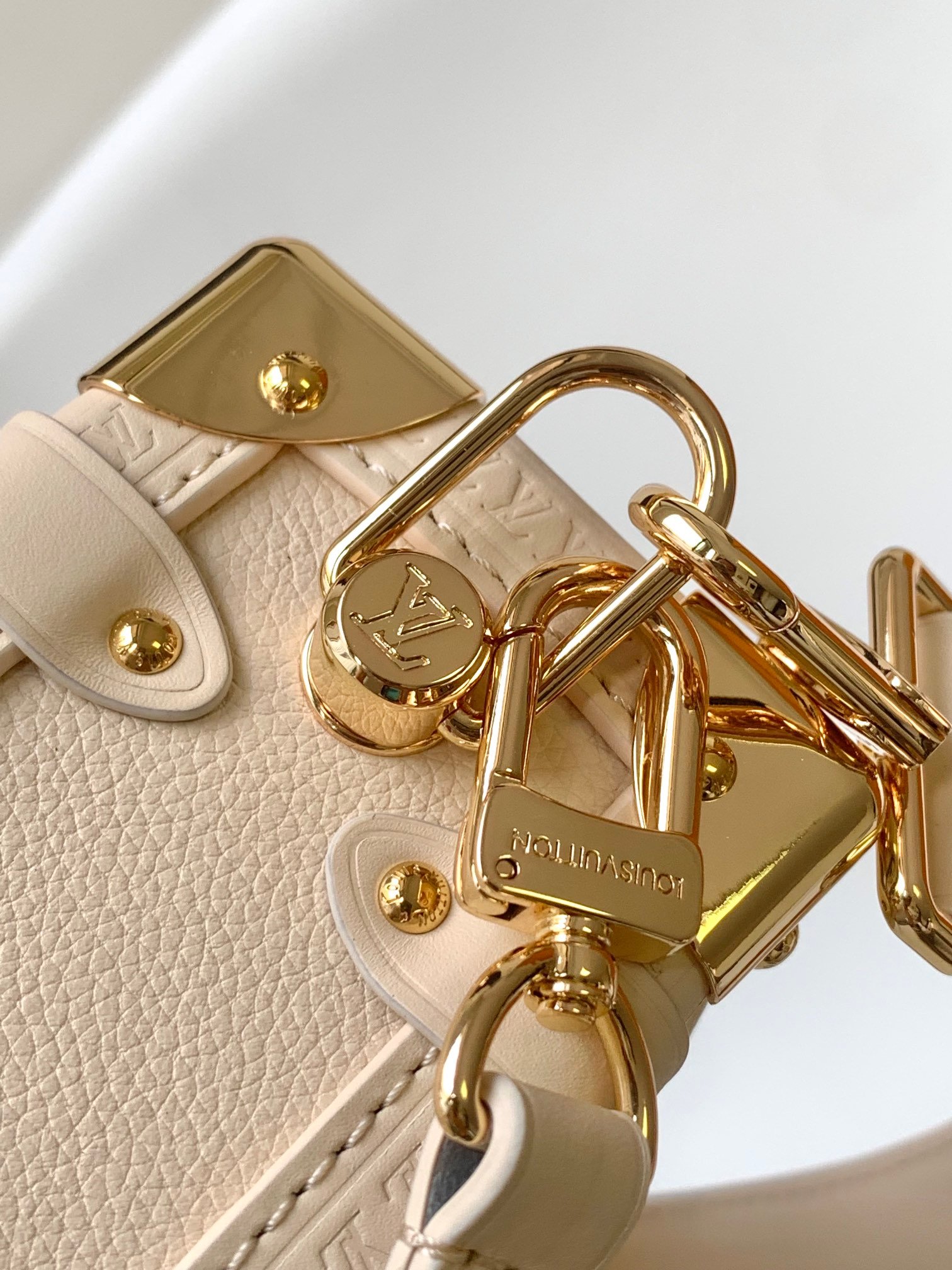 Louis Vuitton M25067 White - Image 7