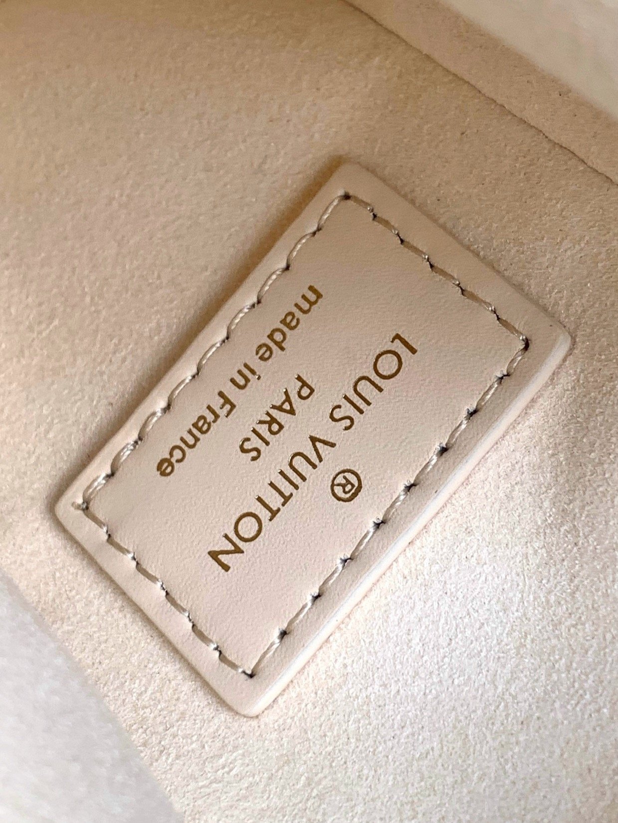 Louis Vuitton M25067 White - Image 9