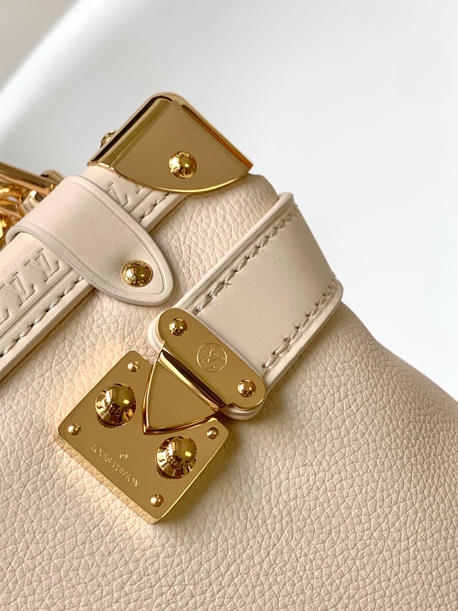 Louis Vuitton M25067 White - Image 5