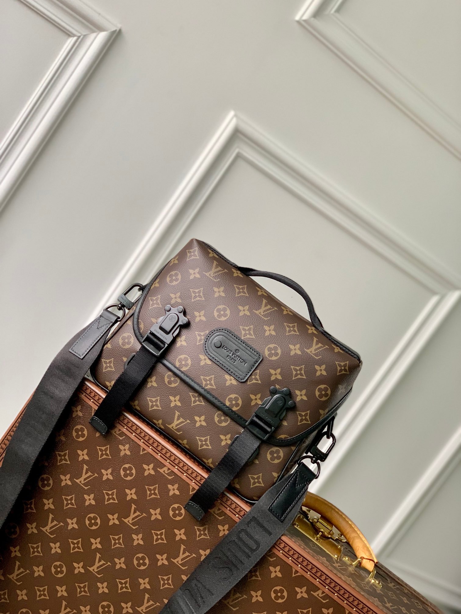 Louis Vuitton M46972