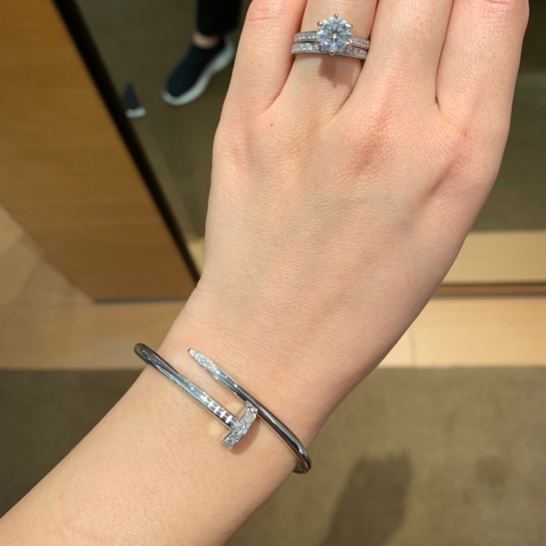 Four-leaf clover single flower bracelet, paired with a Cartier nail bracelet. - Image 9