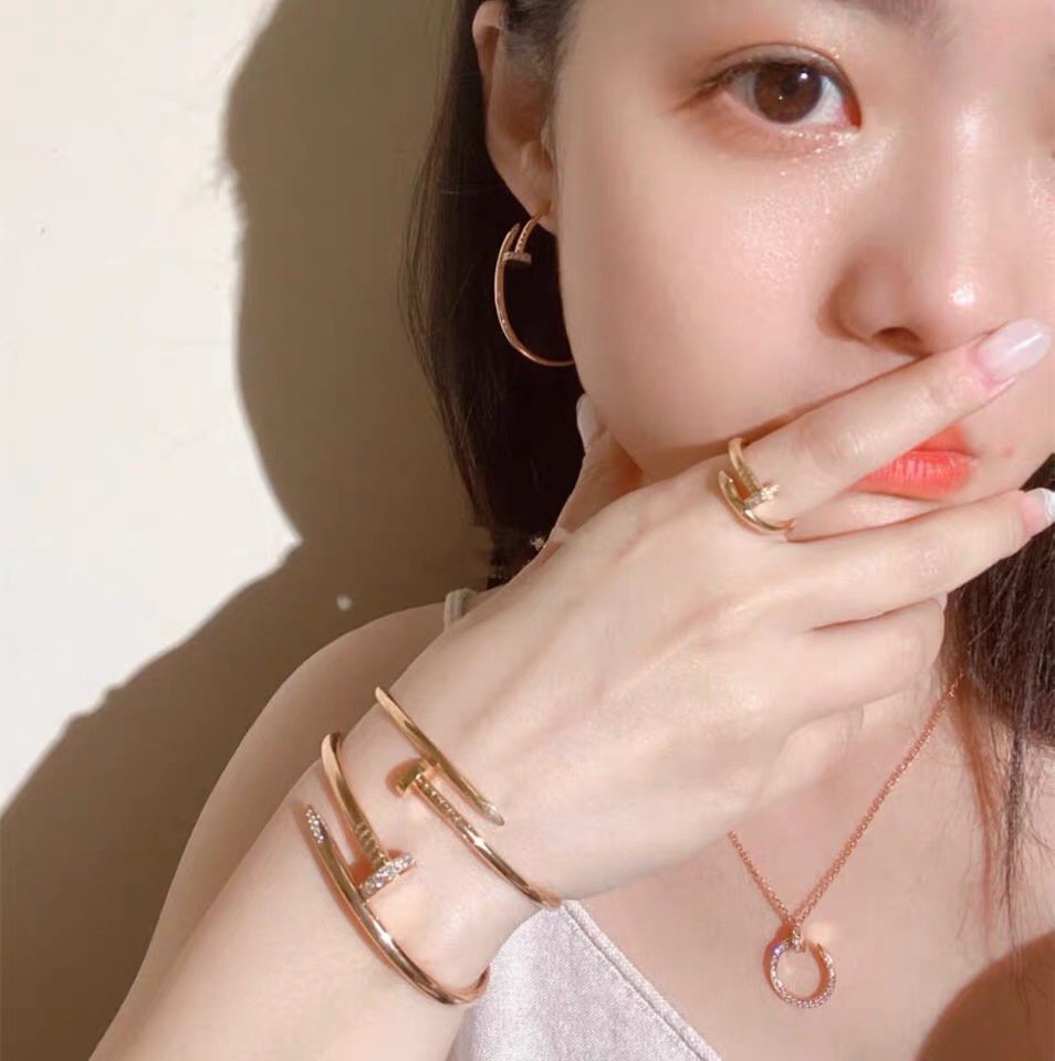 Four-leaf clover single flower bracelet, paired with a Cartier nail bracelet. - Image 4