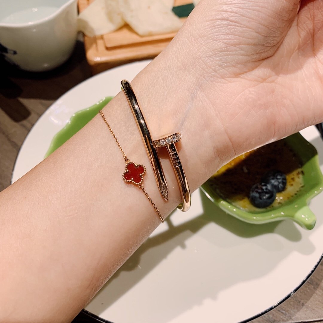 Four-leaf clover single flower bracelet, paired with a Cartier nail bracelet.