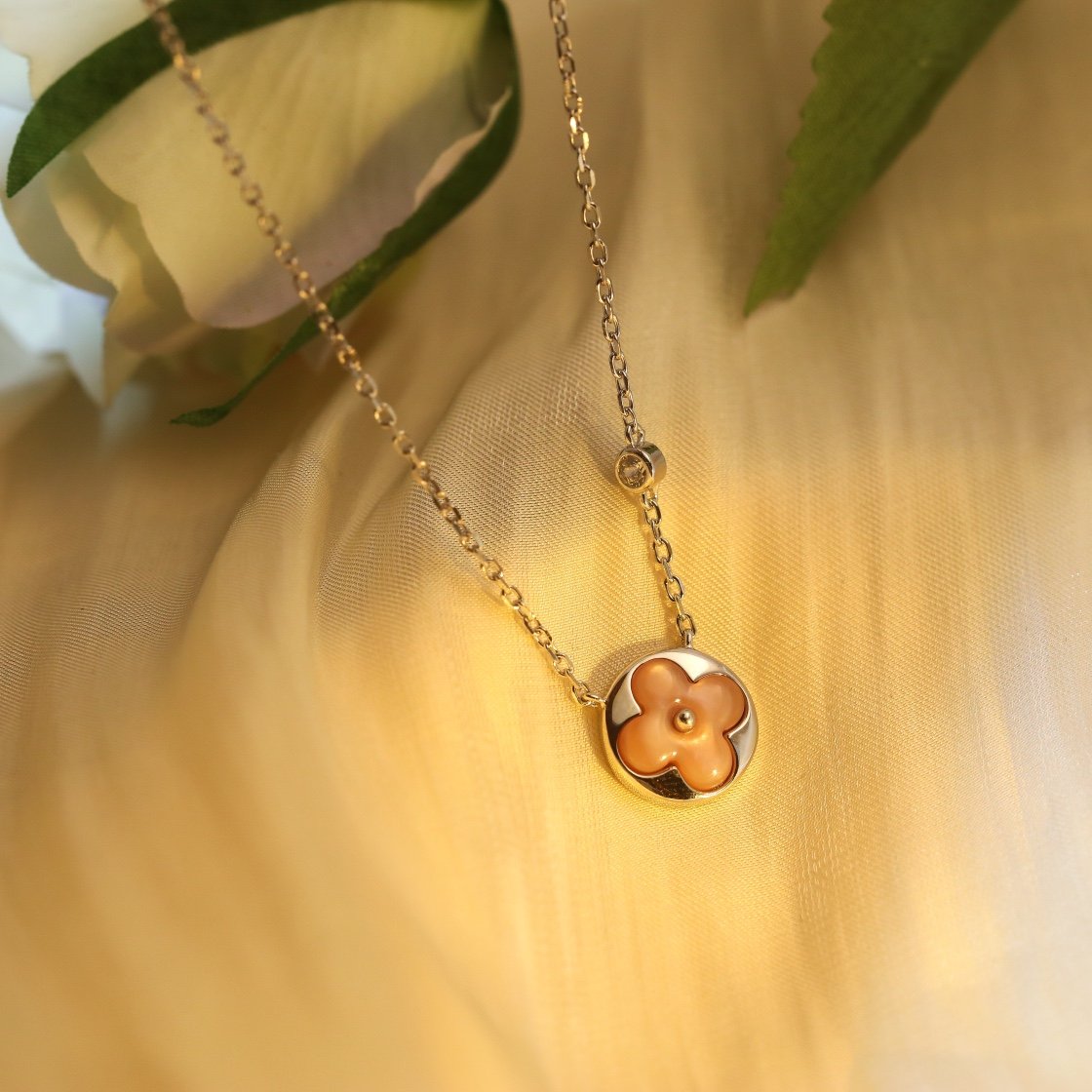 Lv classic round pattern old single flower necklace - Image 5