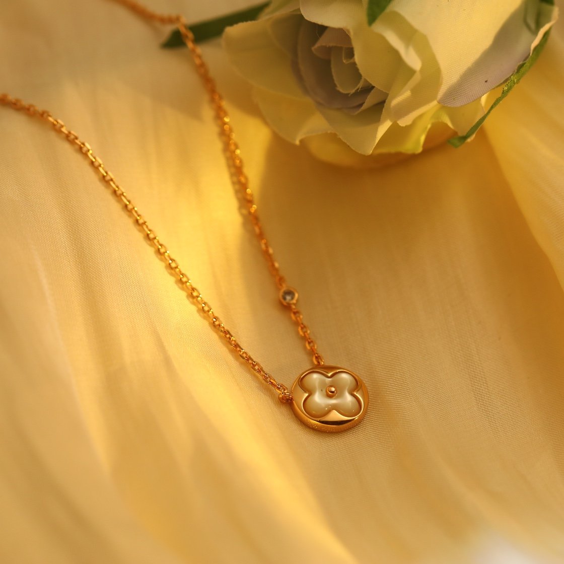 Lv classic round pattern old single flower necklace - Image 7