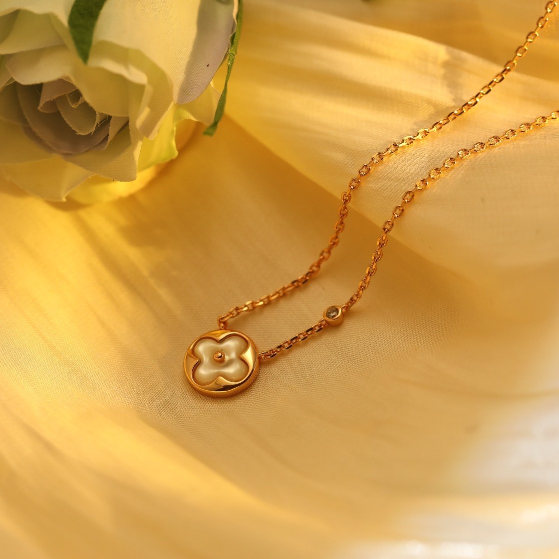 Lv classic round pattern old single flower necklace - Image 8