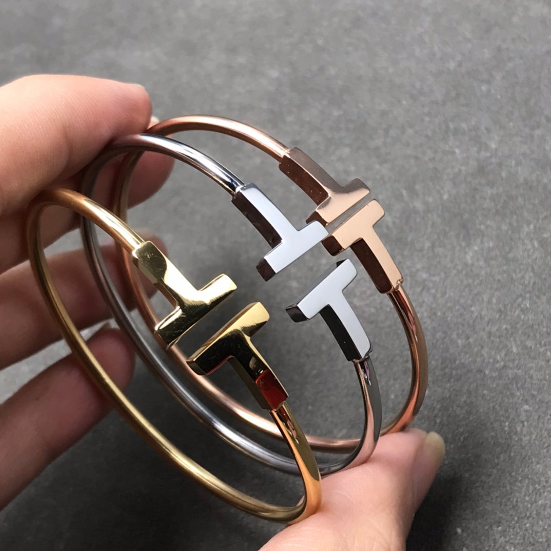 VCA/Van Cleef Arpels high-end quality four-leaf clover with diamond necklace