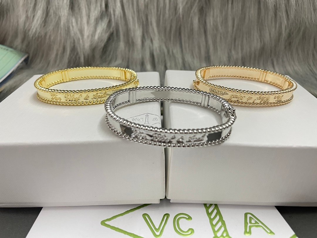Real shot of Van Cleef Arpels signed bracelet - Image 3