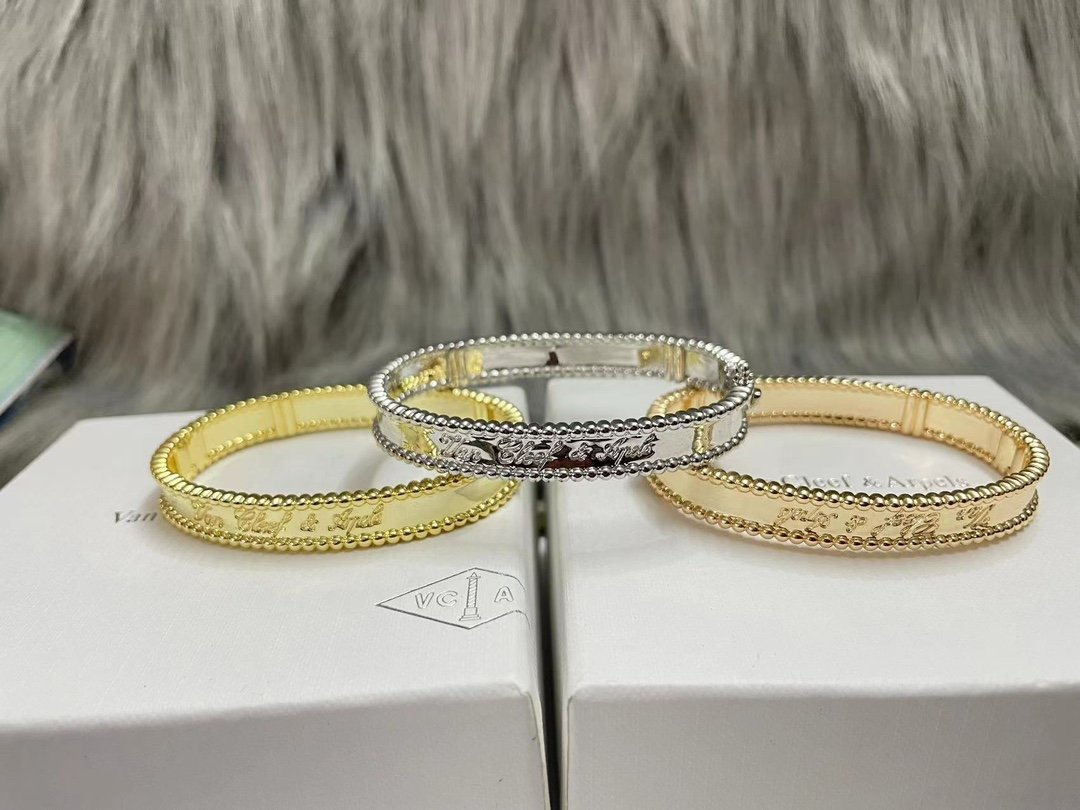 Real shot of Van Cleef Arpels signed bracelet - Image 2