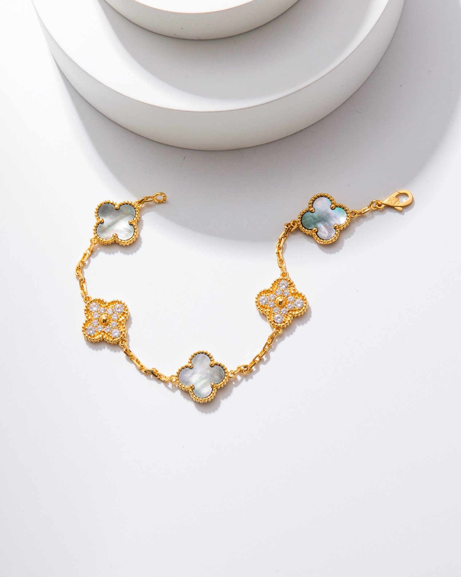 VCA Van Cleef Arpels Grey Mother-of-Pearl Diamond Five-Flower Bracelet Rose Gold/Gold - Image 4