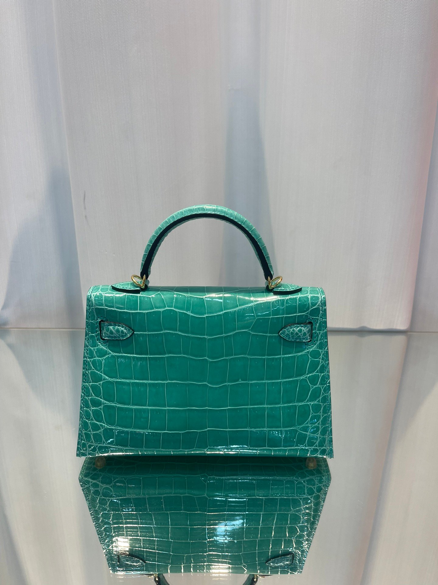 Imperial green/gold buckle
High gloss crocodile leather, hand-stitched with top wax thread, sheepskin lining - Image 5