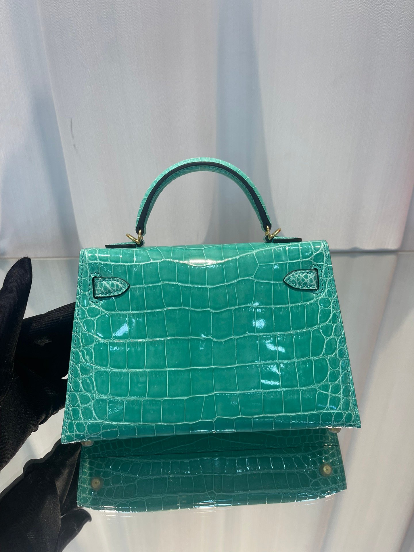 Imperial green/gold buckle
High gloss crocodile leather, hand-stitched with top wax thread, sheepskin lining - Image 2