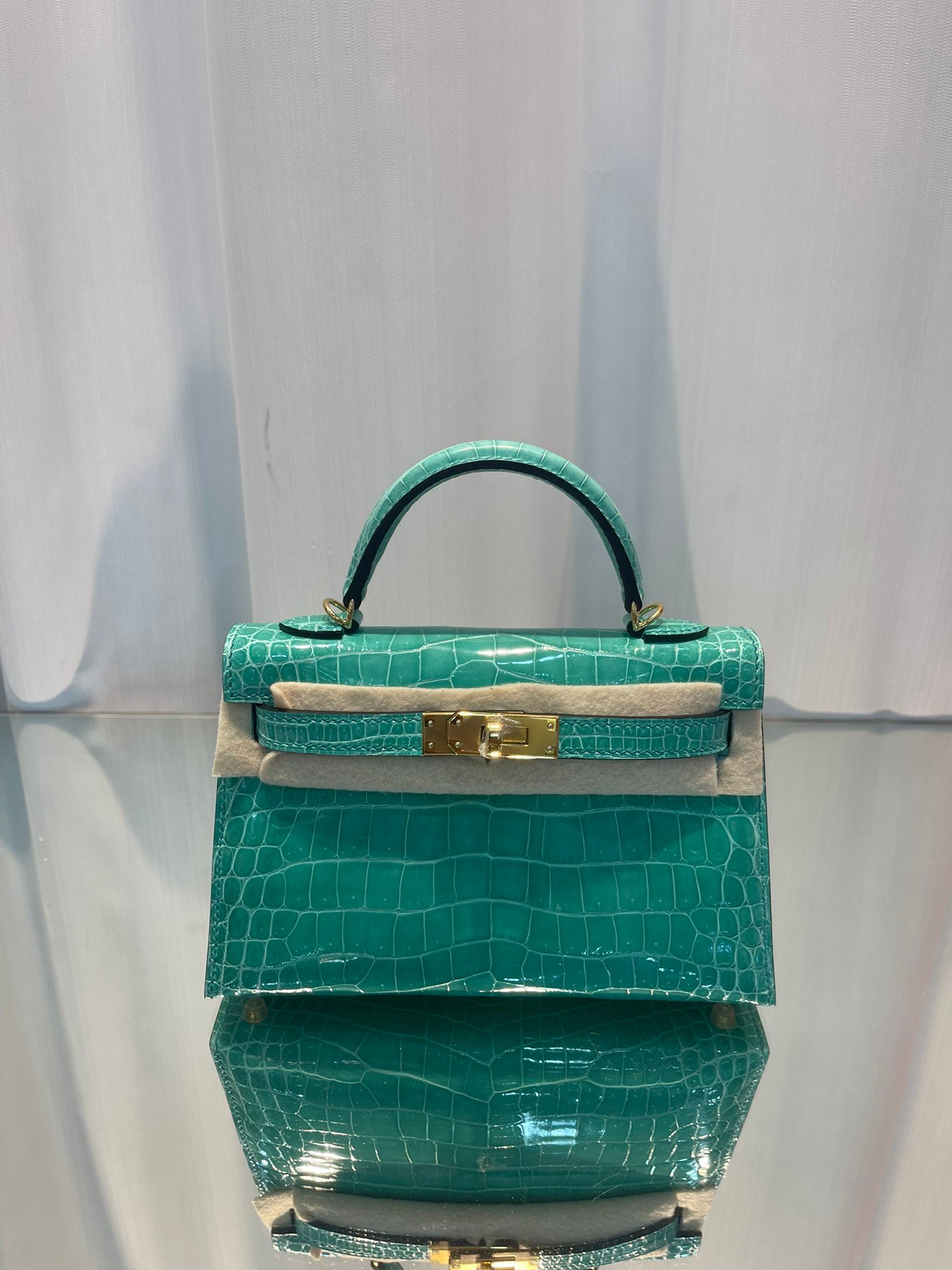 Imperial green/gold buckle
High gloss crocodile leather, hand-stitched with top wax thread, sheepskin lining - Image 6