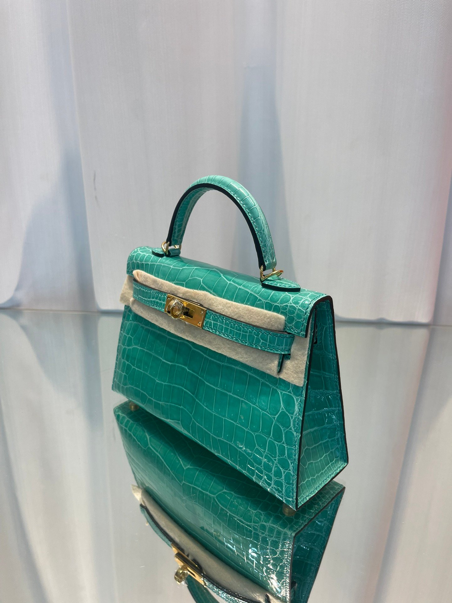 Imperial green/gold buckle
High gloss crocodile leather, hand-stitched with top wax thread, sheepskin lining - Image 4