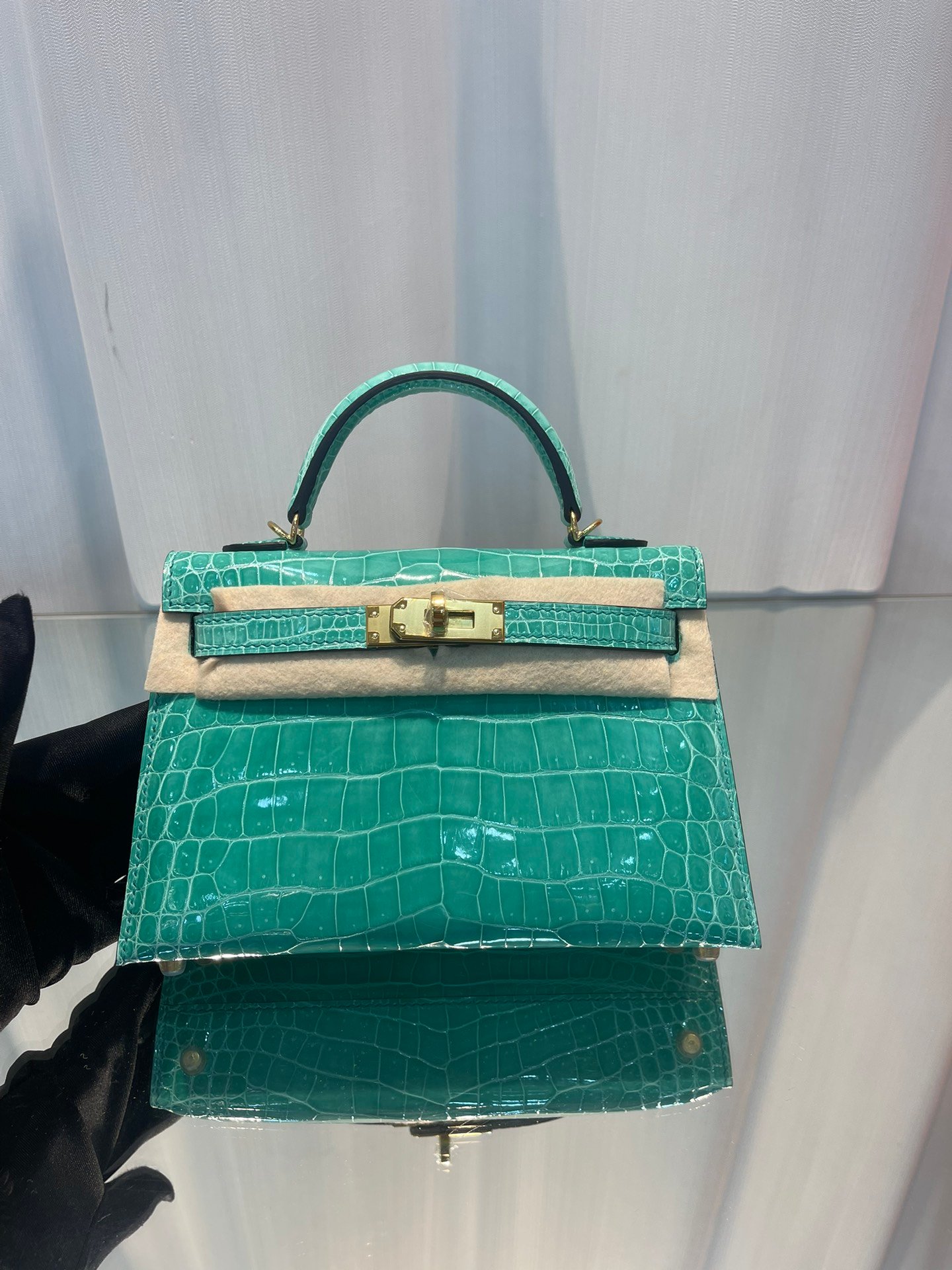 Imperial green/gold buckle
High gloss crocodile leather, hand-stitched with top wax thread, sheepskin lining