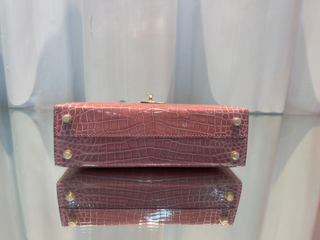 Minikelly II
Candy pink/gold buckle
High gloss crocodile leather, hand-sewn with top wax thread, sheepskin lining - Image 5