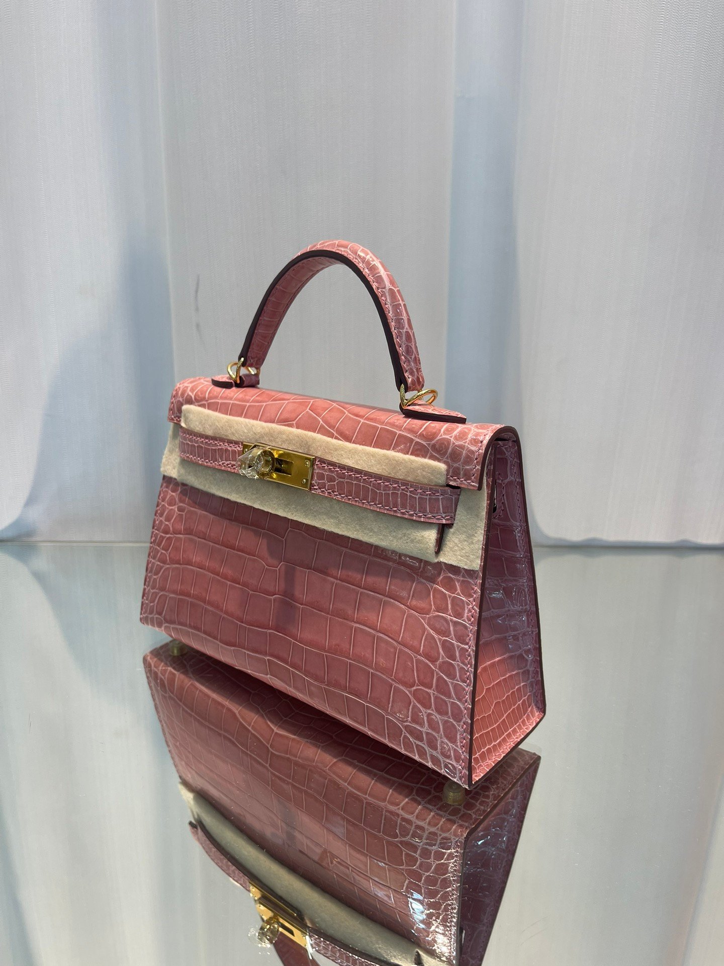 Minikelly II
Candy pink/gold buckle
High gloss crocodile leather, hand-sewn with top wax thread, sheepskin lining - Image 2