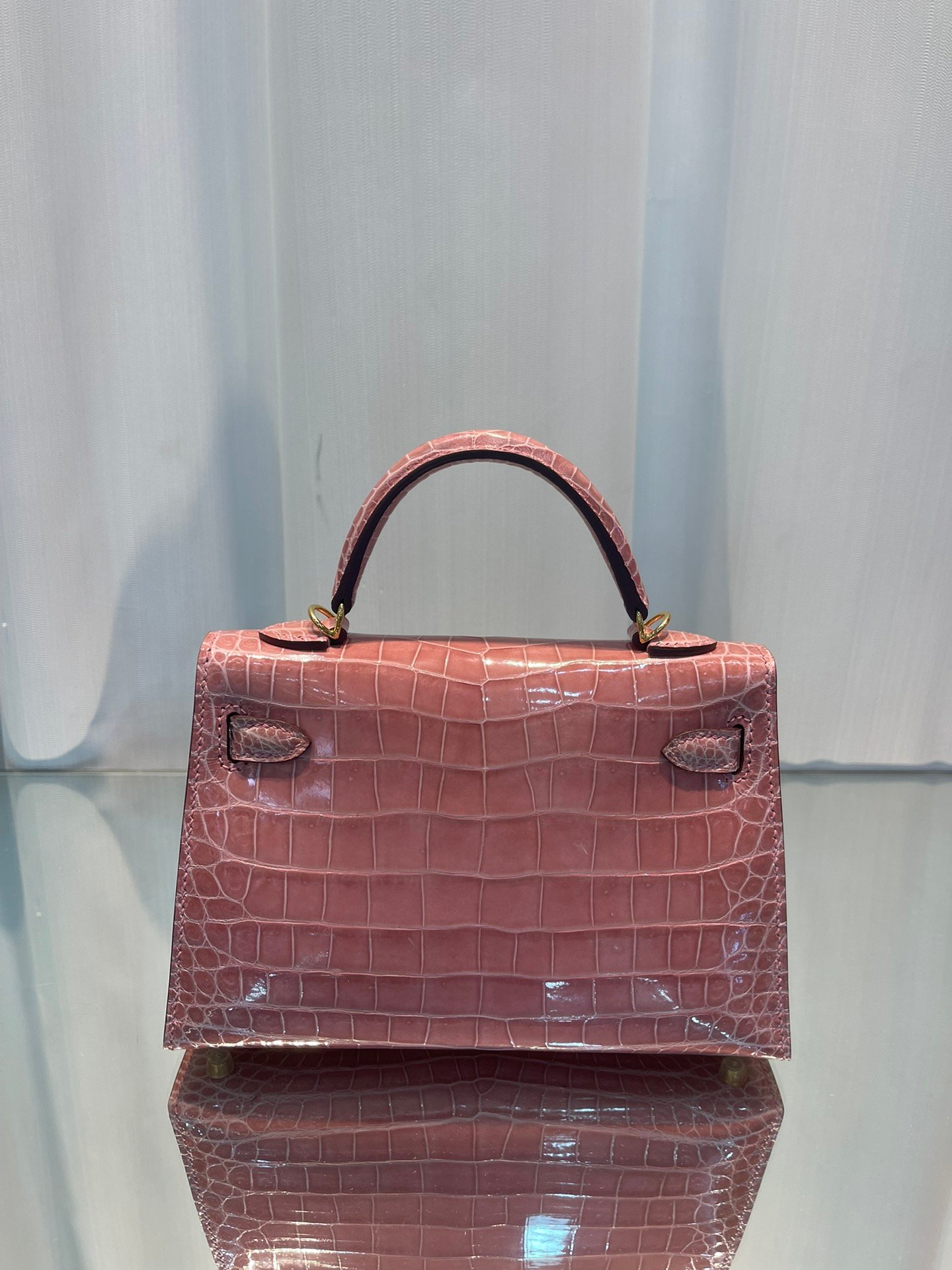 Minikelly II
Candy pink/gold buckle
High gloss crocodile leather, hand-sewn with top wax thread, sheepskin lining - Image 3