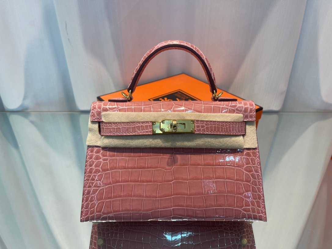 Minikelly II
Candy pink/gold buckle
High gloss crocodile leather, hand-sewn with top wax thread, sheepskin lining - Image 4