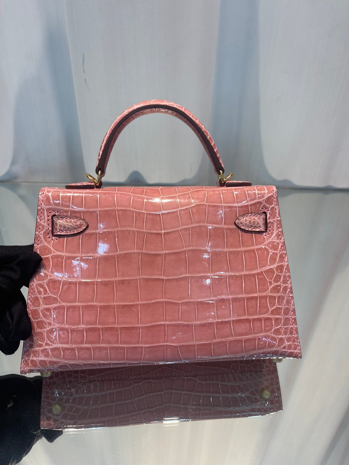 Minikelly II
Candy pink/gold buckle
High gloss crocodile leather, hand-sewn with top wax thread, sheepskin lining - Image 6