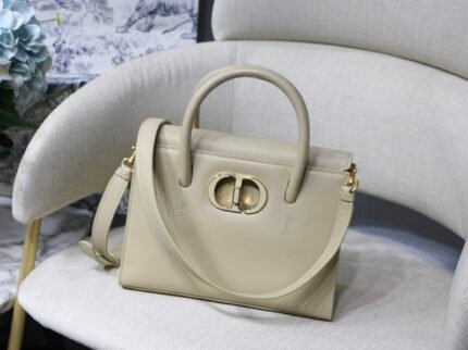 Inspired by 30 Avenue Montaigne, the Montaigne collection is a classic expression of Dior's iconic style.