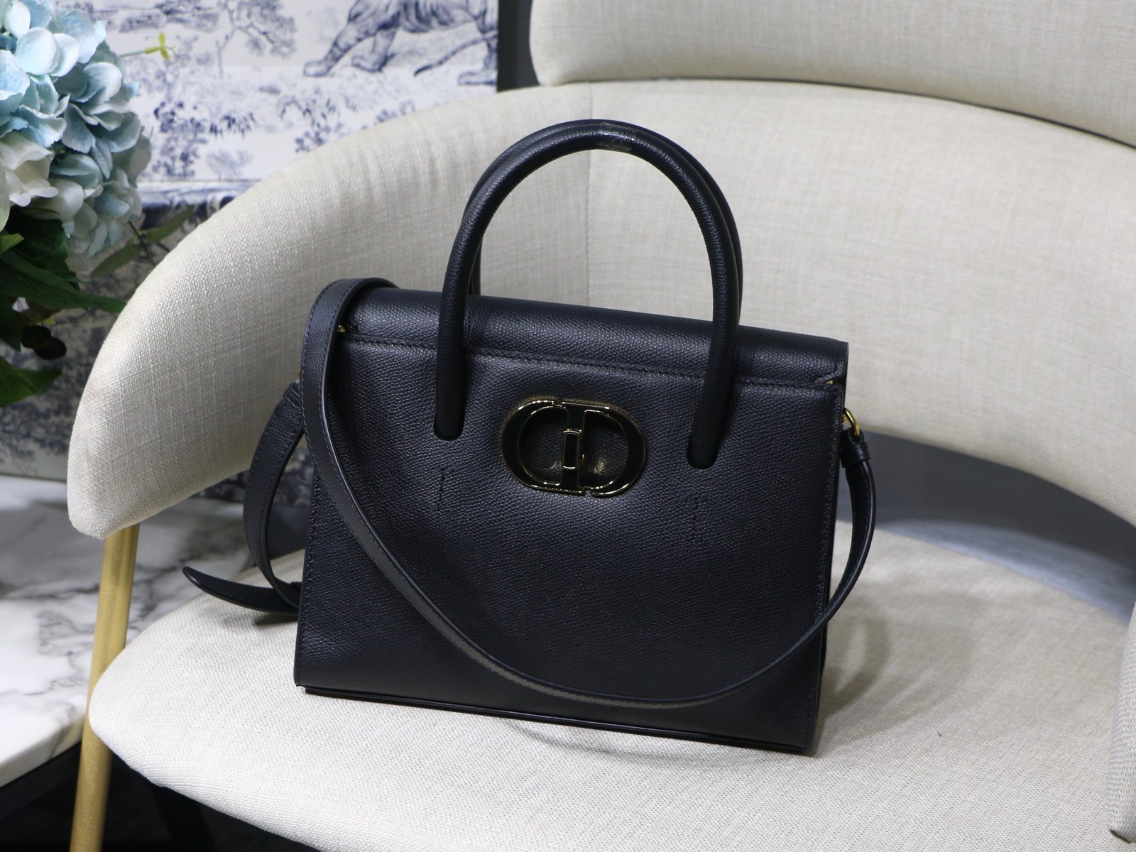 Inspired by 30 Avenue Montaigne, the Montaigne collection is a classic expression of Dior's iconic style.