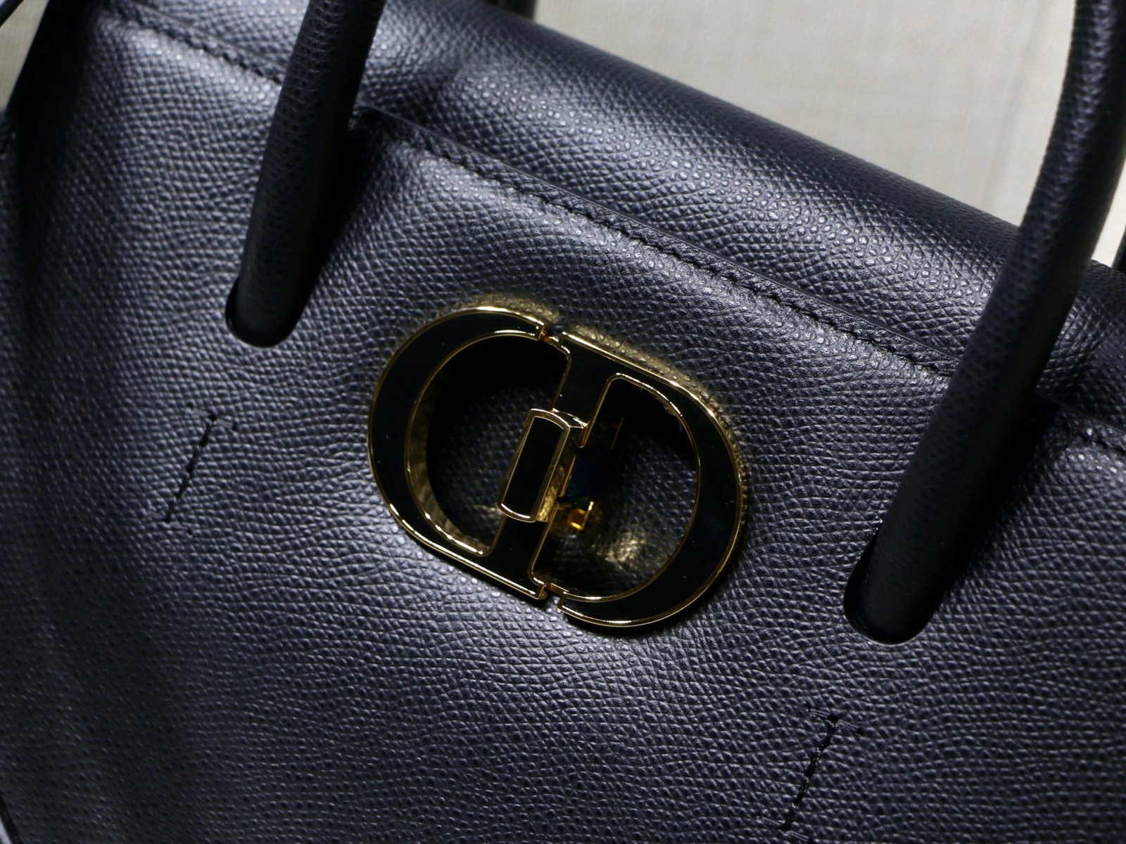 Inspired by 30 Avenue Montaigne, the Montaigne collection is a classic expression of Dior's iconic style. - Image 3