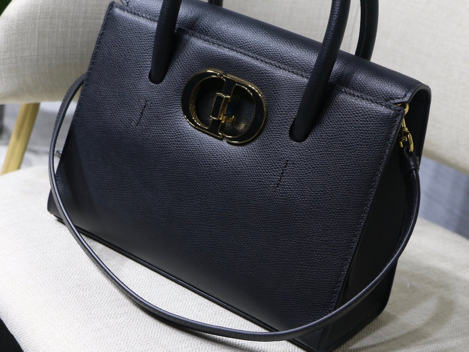 Inspired by 30 Avenue Montaigne, the Montaigne collection is a classic expression of Dior's iconic style. - Image 4