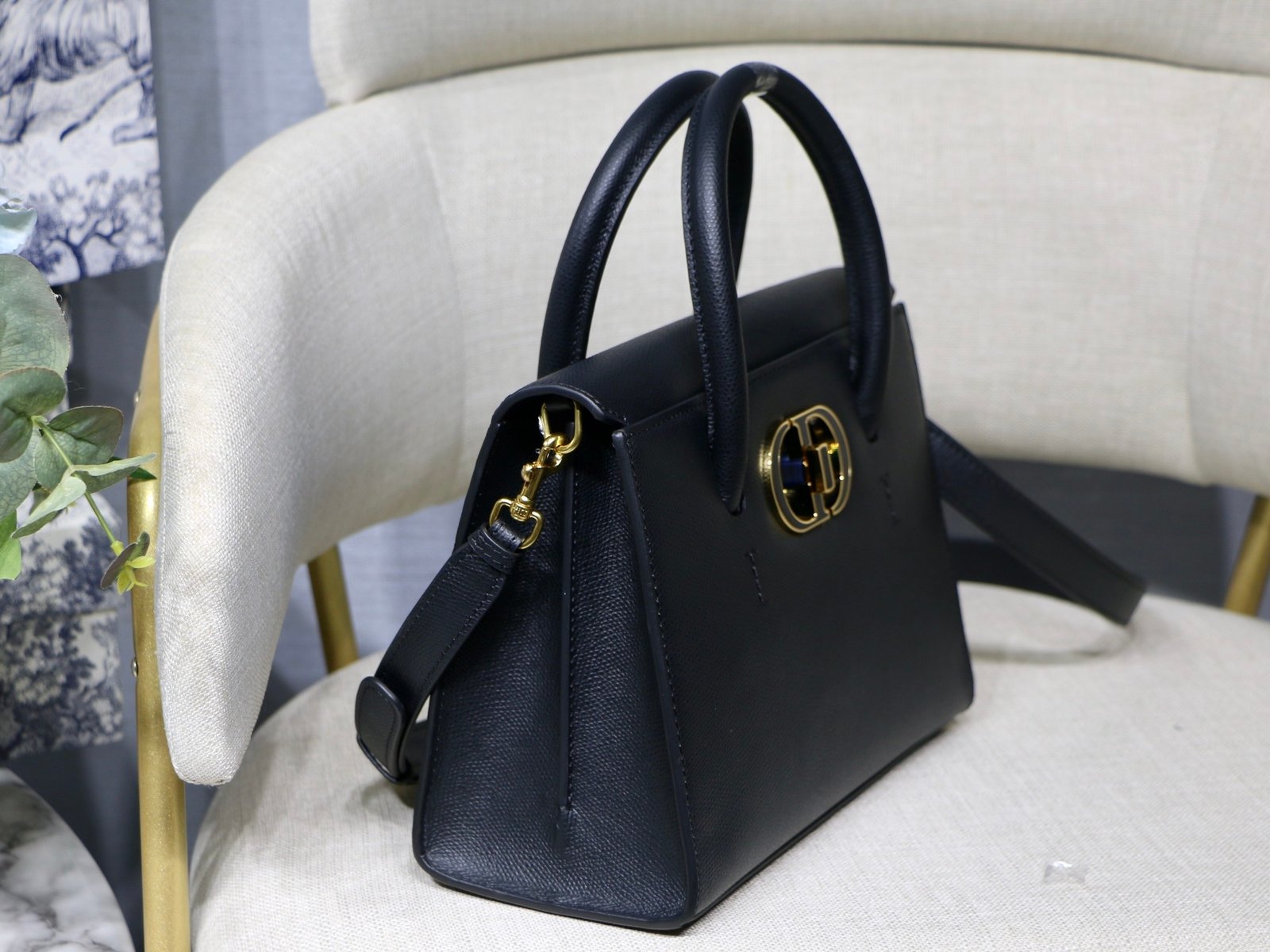 Inspired by 30 Avenue Montaigne, the Montaigne collection is a classic expression of Dior's iconic style. - Image 7