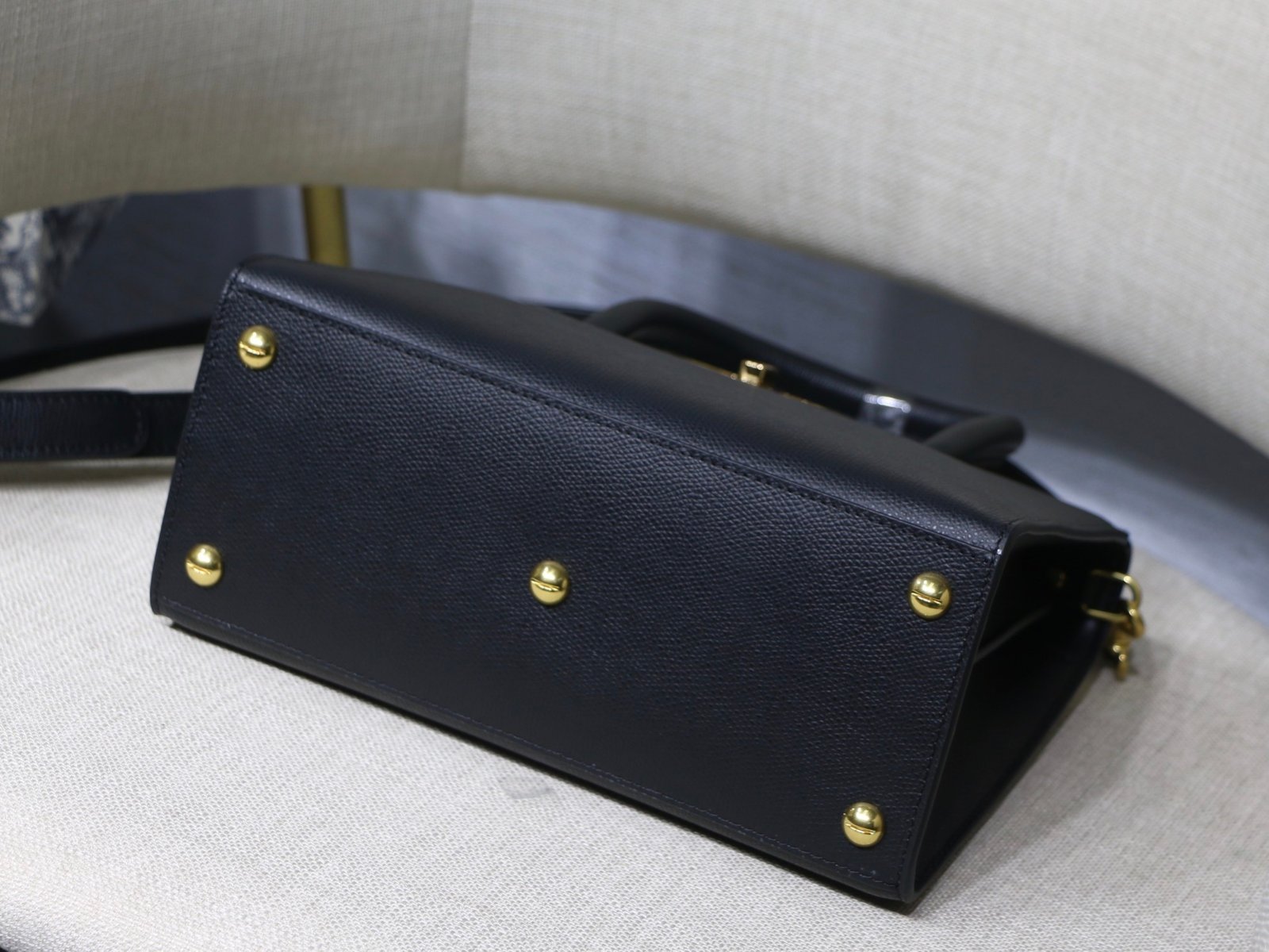 Inspired by 30 Avenue Montaigne, the Montaigne collection is a classic expression of Dior's iconic style. - Image 8