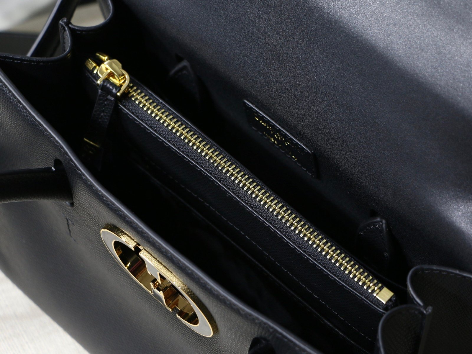 Inspired by 30 Avenue Montaigne, the Montaigne collection is a classic expression of Dior's iconic style. - Image 9