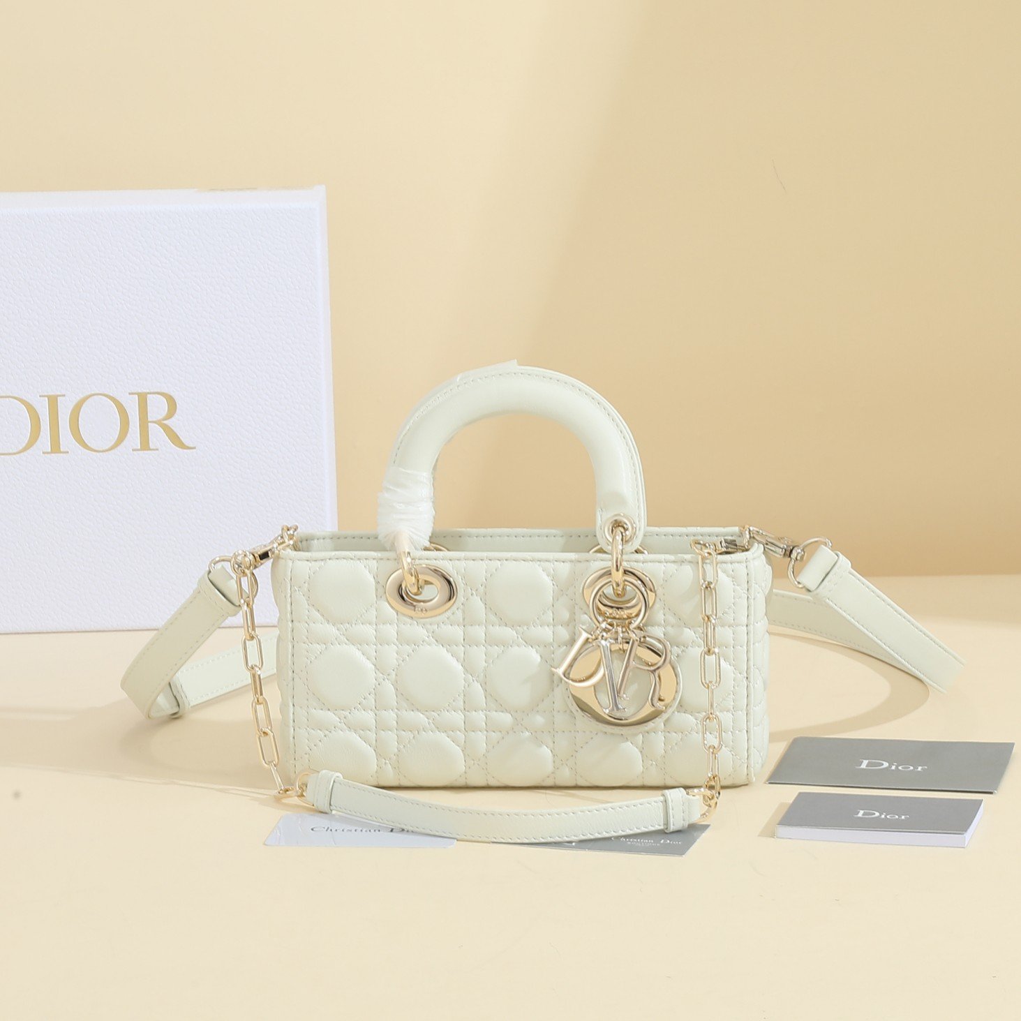 White lambskin cannage
No.: M0613ONGE_M413