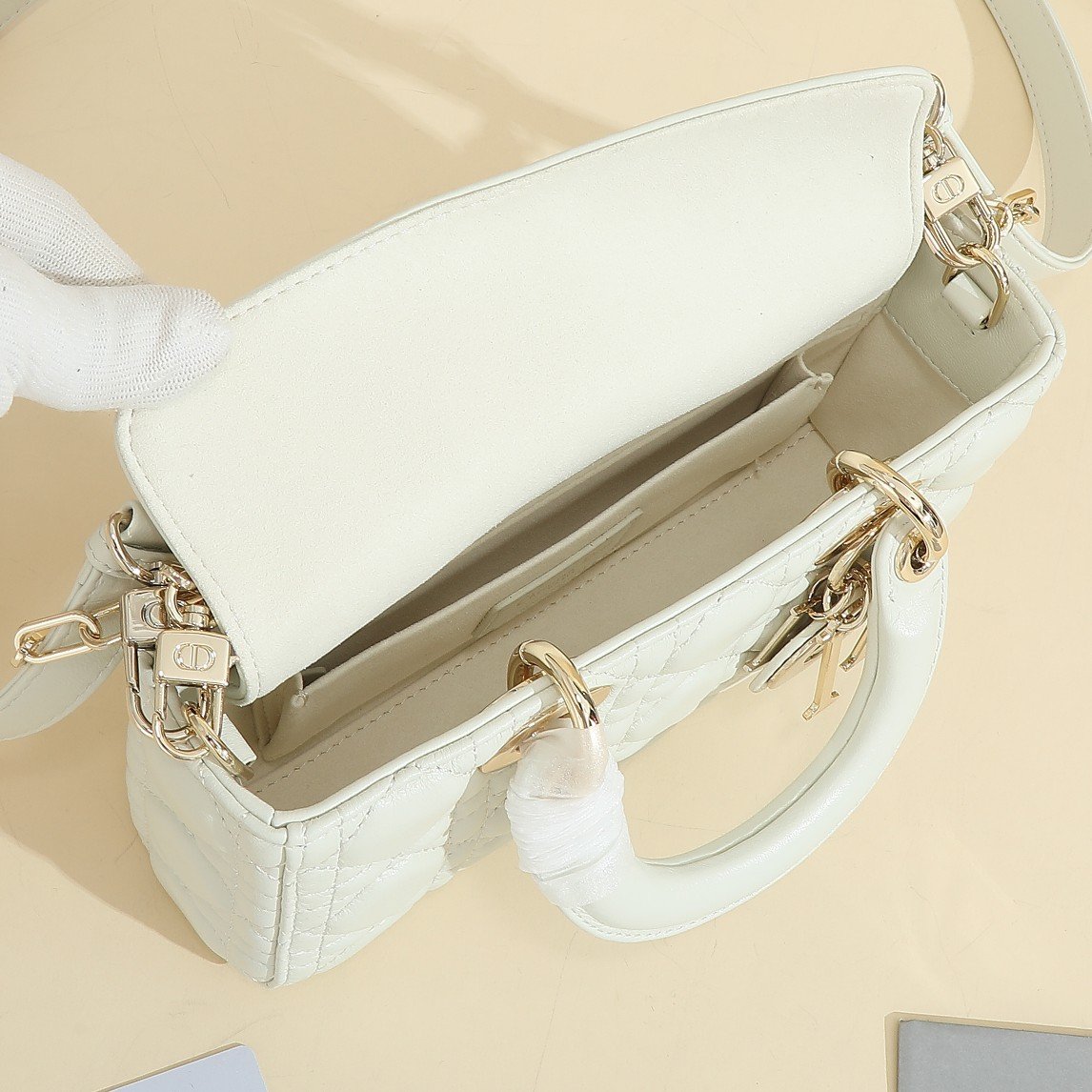White lambskin cannage
No.: M0613ONGE_M413 - Image 8