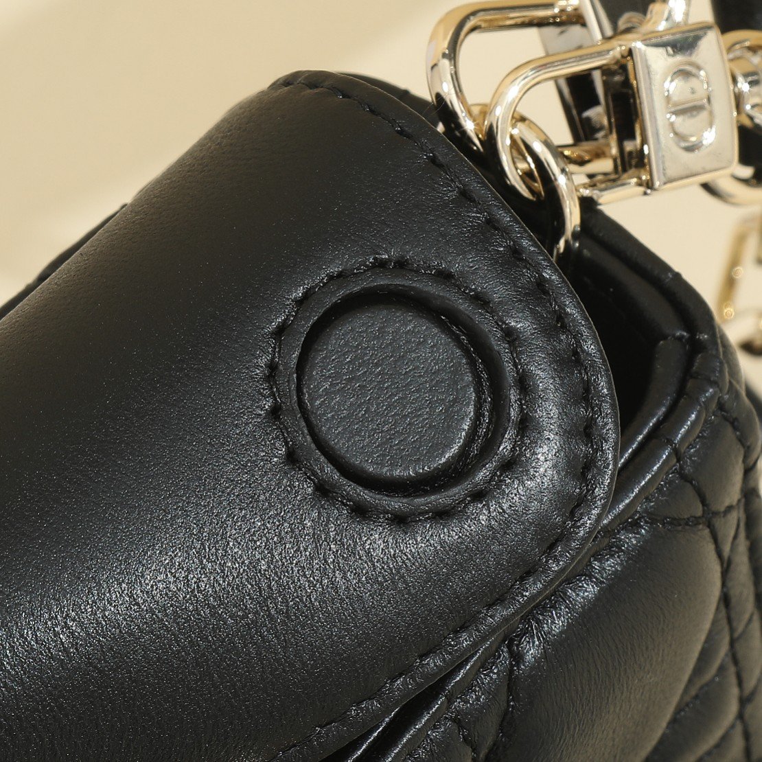 Black lambskin cannage
No.: M0613ONGE_M413 - Image 7