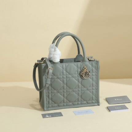 Dior handbag Code: M1323OWHP_M900