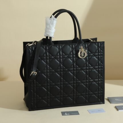 Dior handbag Code: M1323OWHP_M900