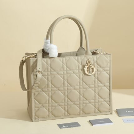 Dior handbag  Code: M1325OWHP_M900