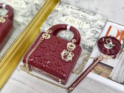 Dior upgraded version of the three-frame Princess Diana, details of the picture, color: red lacquer gold