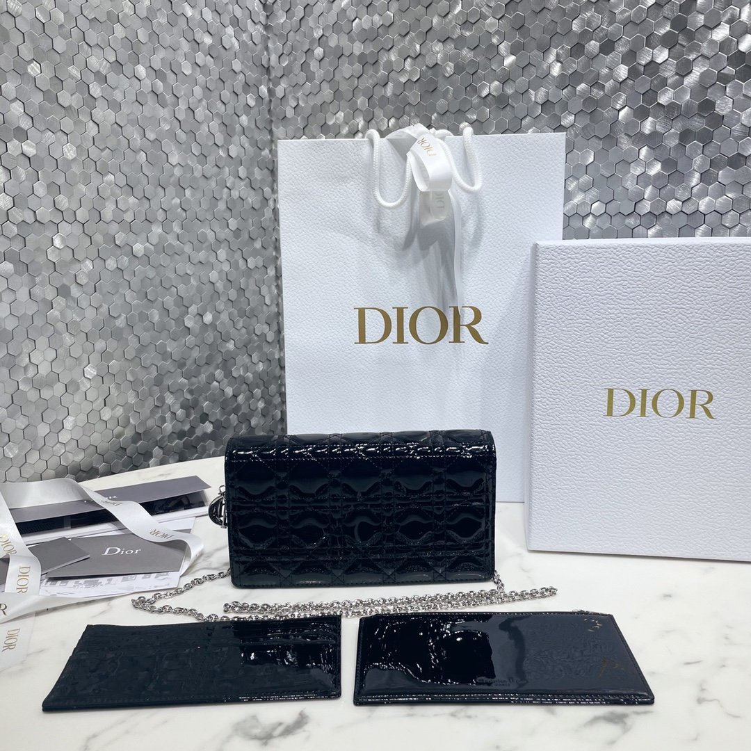 Lady dior Cannage patent leather chain clutch,