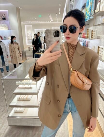 Brown is a must-have in autumn and winter. It is good-looking and suitable for everyone.