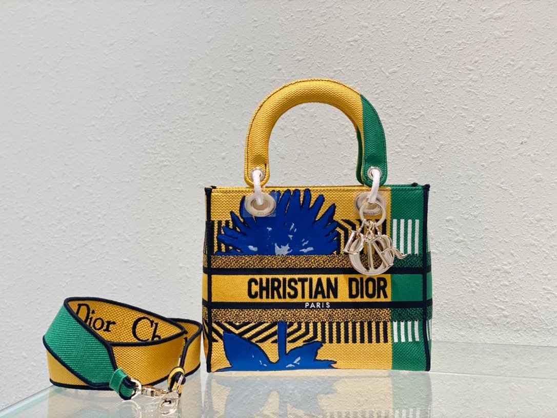 The Lady D-Lite combines classic elegance with the modern style of the Dior brand.