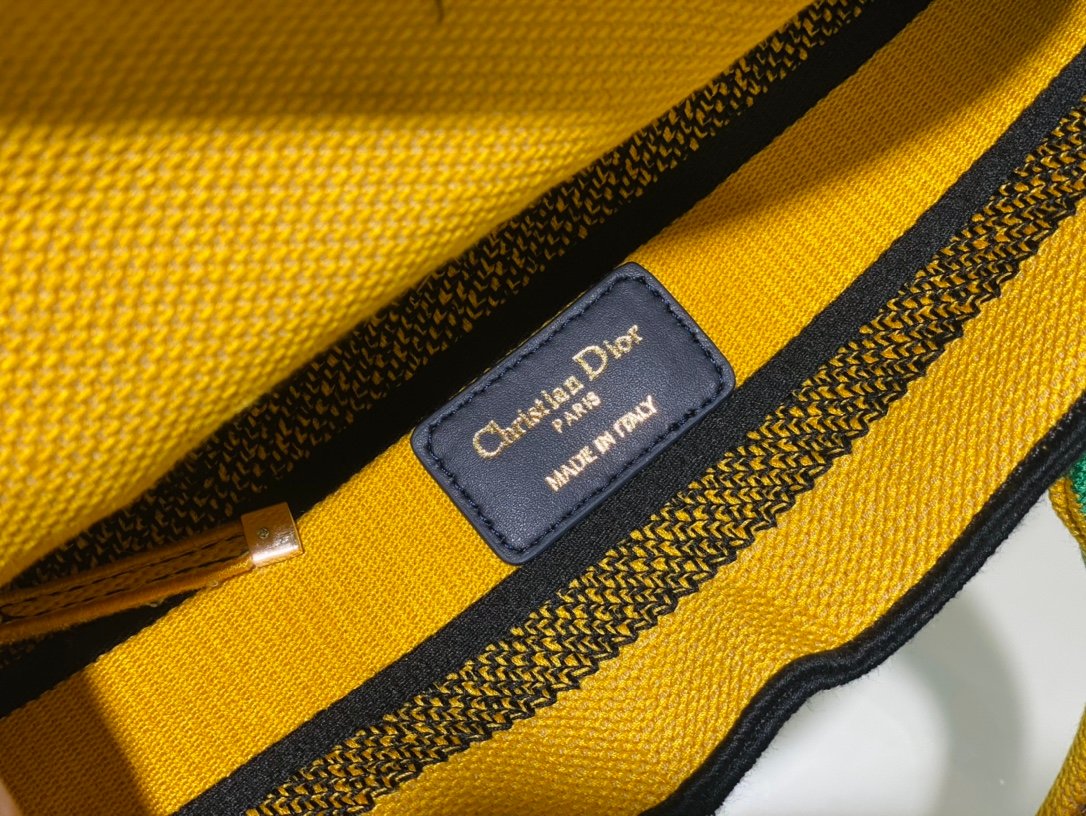 The Lady D-Lite combines classic elegance with the modern style of the Dior brand. - Image 9