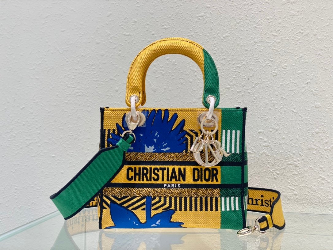 The Lady D-Lite combines classic elegance with the modern style of the Dior brand. - Image 2