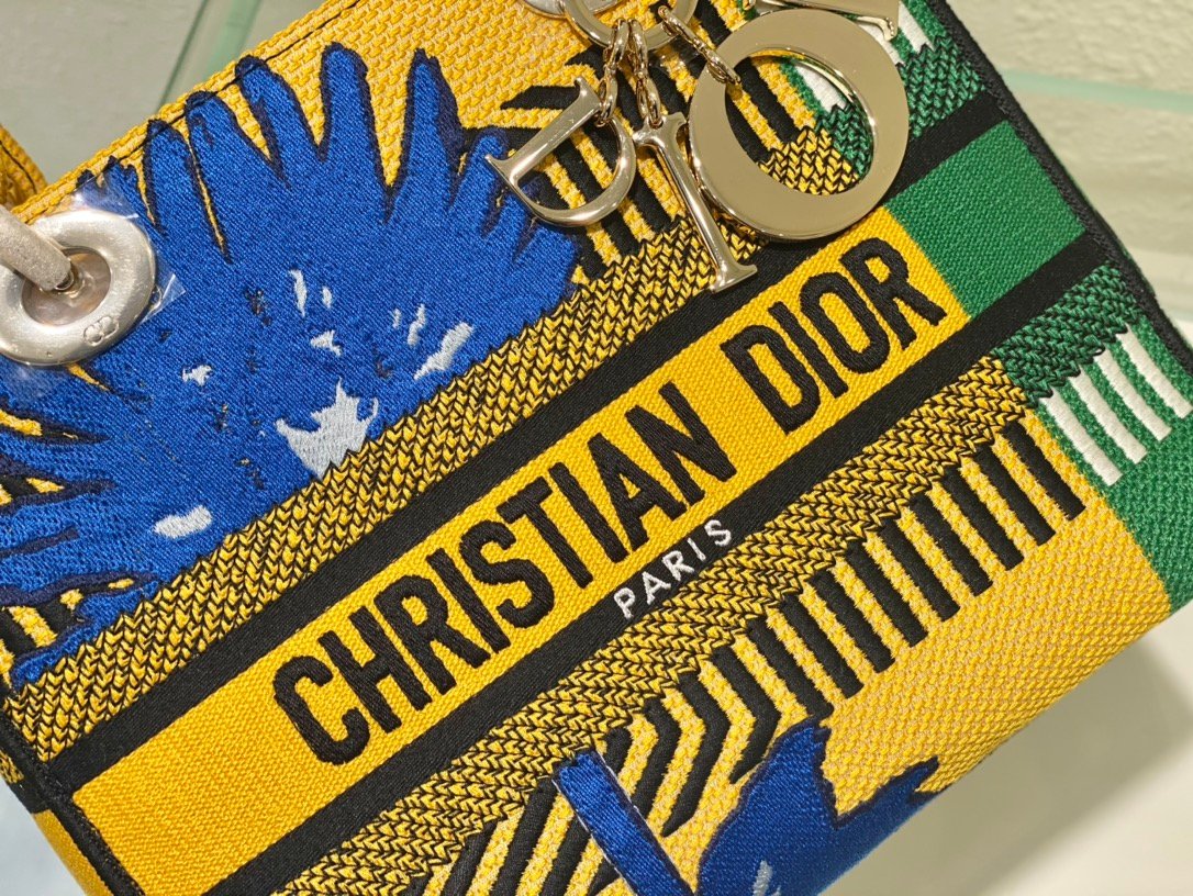 The Lady D-Lite combines classic elegance with the modern style of the Dior brand. - Image 5