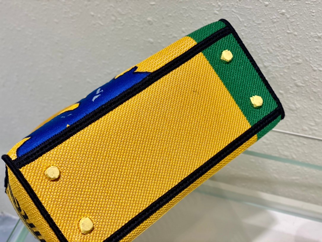 The Lady D-Lite combines classic elegance with the modern style of the Dior brand. - Image 7