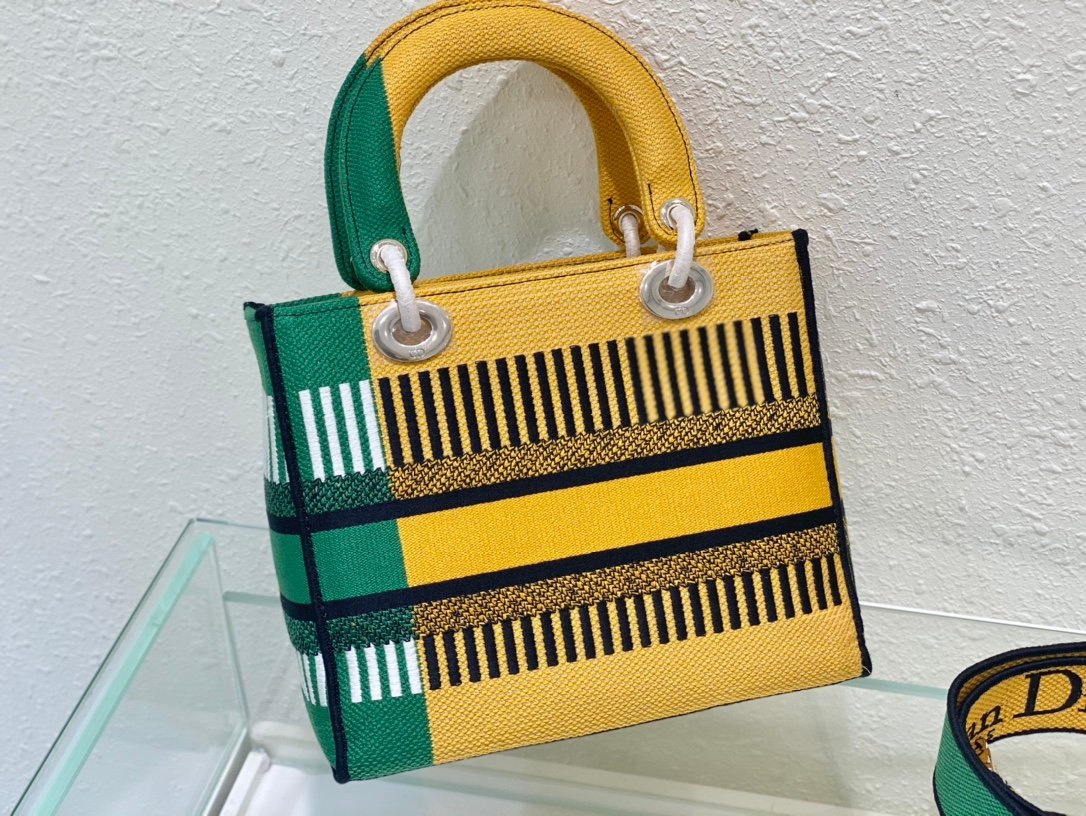 The Lady D-Lite combines classic elegance with the modern style of the Dior brand. - Image 6