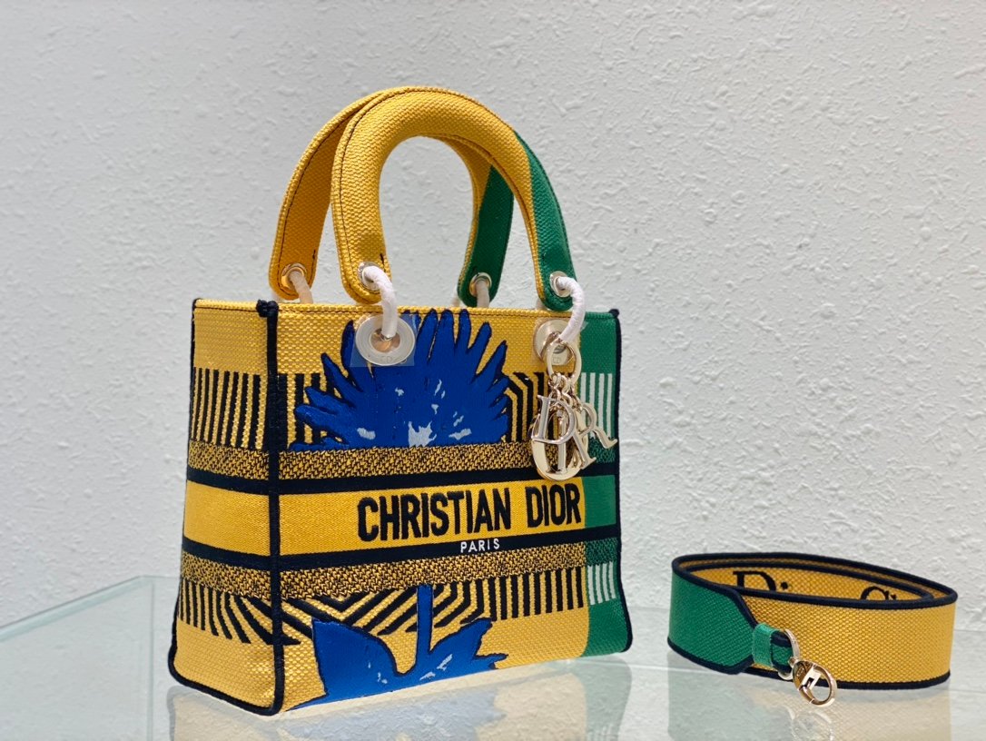 The Lady D-Lite combines classic elegance with the modern style of the Dior brand. - Image 3