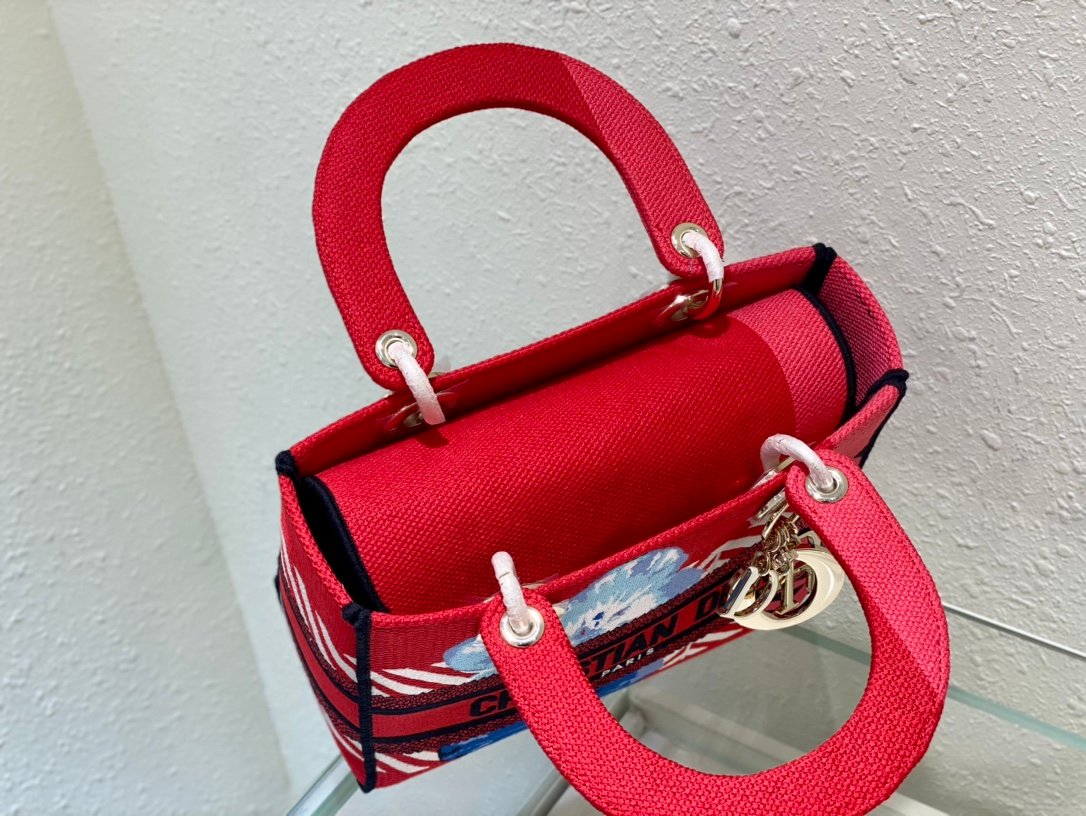 The Lady D-Lite combines classic elegance with the modern style of the Dior brand. - Image 8