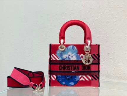 The Lady D-Lite combines classic elegance with the modern style of the Dior brand.